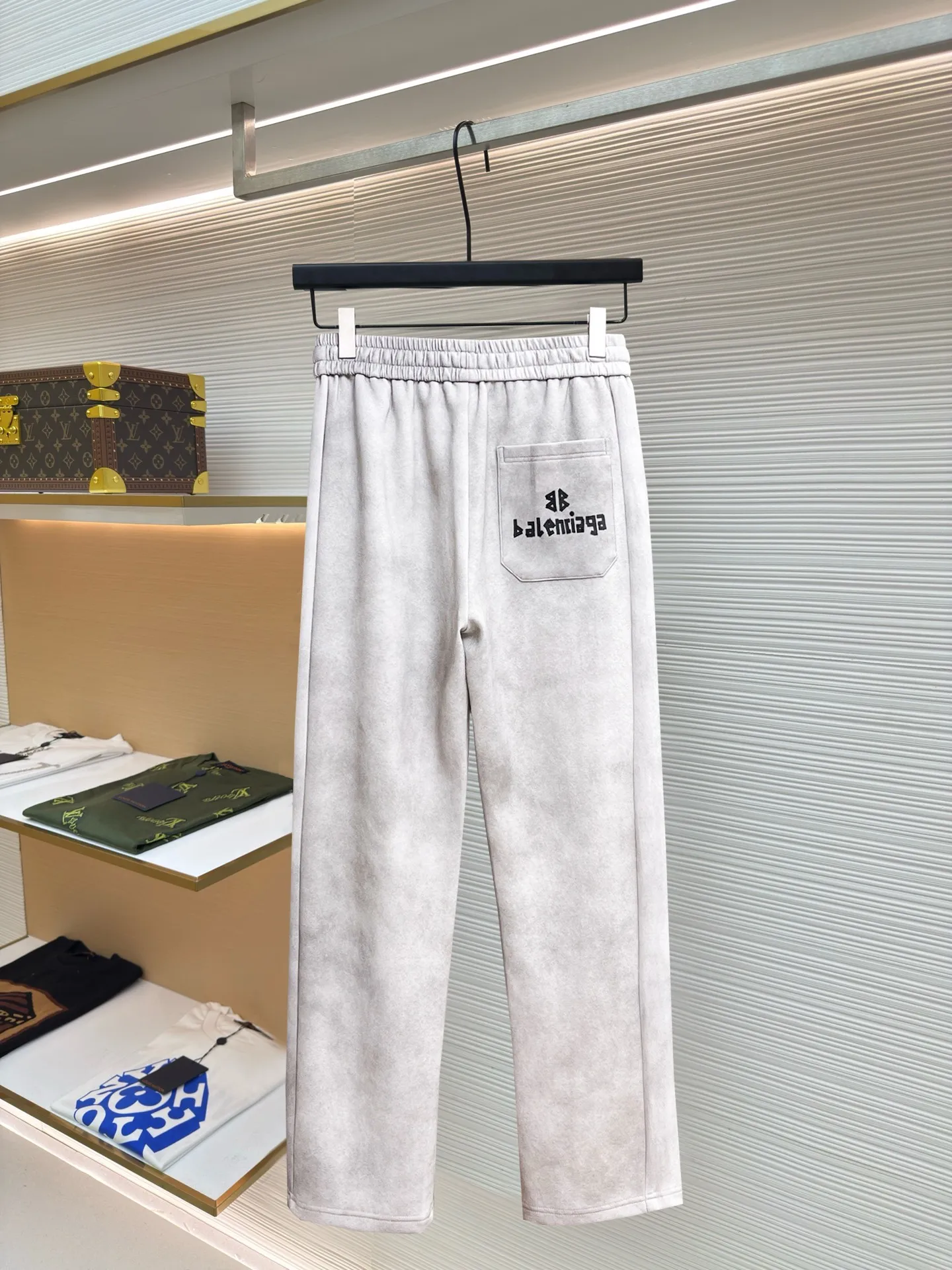 Balenciaga 🆕2026 Autumn and Winter New Arrival Casual Pants! The official website will be released simultaneously. Brand Classic LOGO casual pants, customized fabrics, excellent comfort and strong touch. Highly recognisable, perfect appearance and craftsmanship. Size:M-3XL